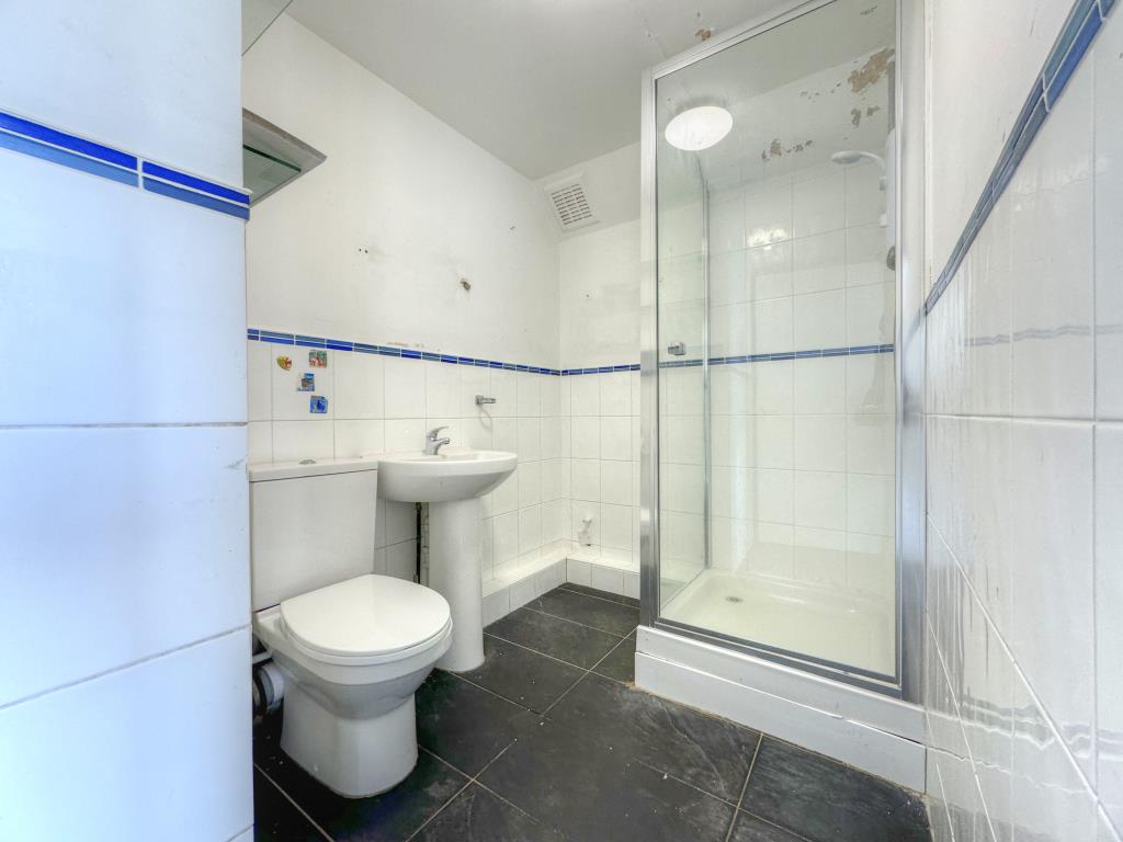 Lot: 23 - STUDIO FLAT REQUIRING SOME RENOVATION WORKS - Shower room.